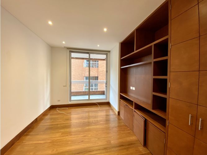 Apartamento de 3 alcobas en venta en Los Rosales, Bogotá, 307 m² · foto 14 de 24