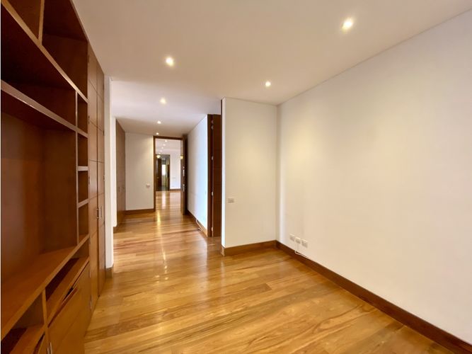 Apartamento de 3 alcobas en venta en Los Rosales, Bogotá, 307 m² · foto 15 de 24