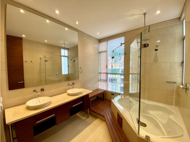 Apartamento de 3 alcobas en venta en Los Rosales, Bogotá, 307 m² · foto 21 de 24