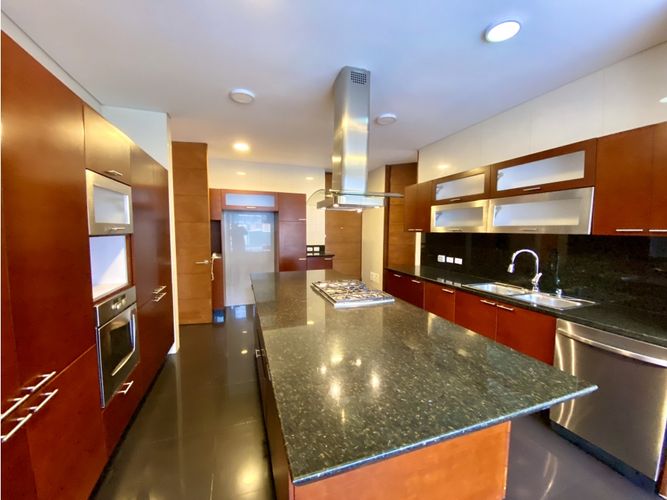 Apartamento de 3 alcobas en venta en Los Rosales, Bogotá, 307 m² · foto 22 de 24