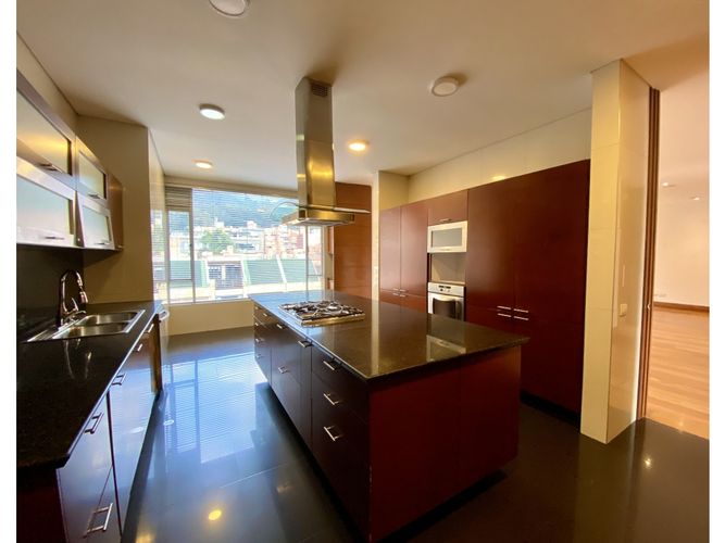 Apartamento de 3 alcobas en venta en Los Rosales, Bogotá, 307 m² · foto 23 de 24