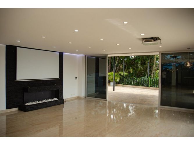 Casa de 4 alcobas en venta en Las Palmas, Medellín, 587 m² · foto 2 de 19