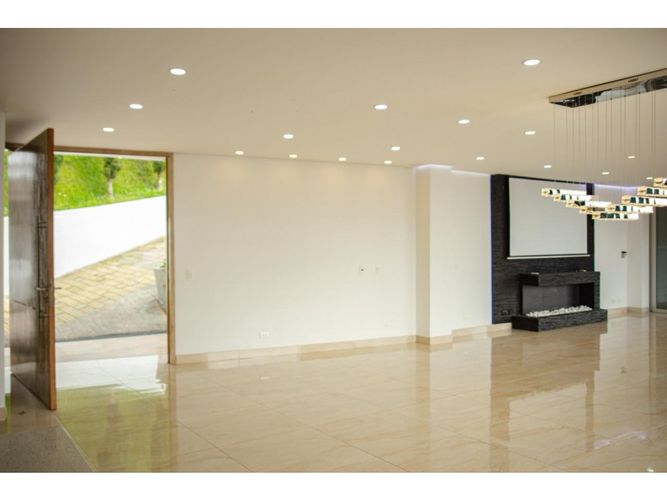 Casa de 4 alcobas en venta en Las Palmas, Medellín, 587 m² · foto 3 de 19
