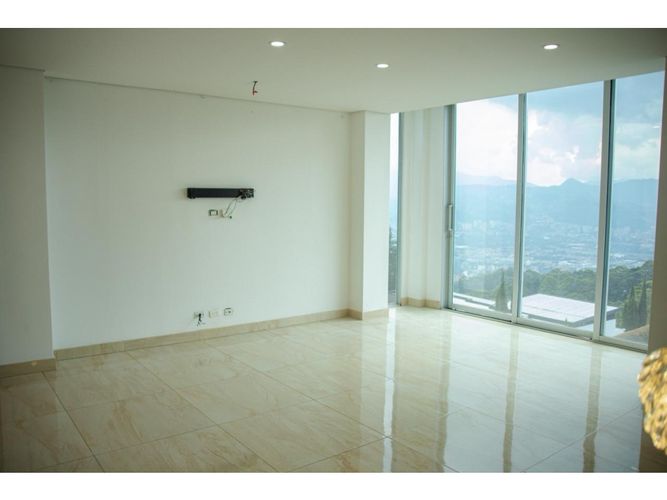 Casa de 4 alcobas en venta en Las Palmas, Medellín, 587 m² · foto 9 de 19