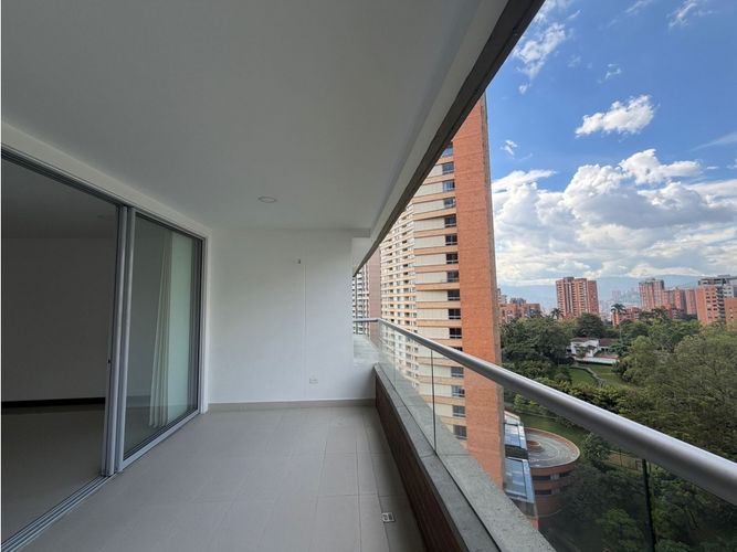 Apartamento de 2 alcobas en arriendo en Los Balsos, Medellín, 110 m² · foto 4 de 10