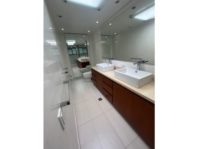 Apartamento de 3 alcobas en venta en Los Rosales, Bogotá, 252 m² · foto 19 de 20