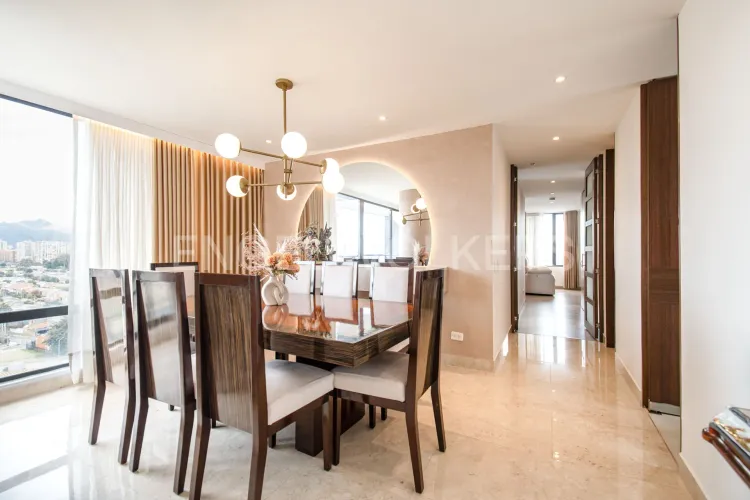 Apartamento de 3 alcobas en venta en Cerros De Niza, Bogotá, 153 m² · foto 3 de 23