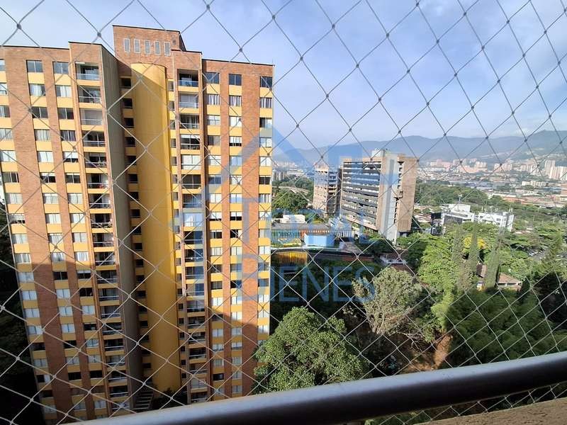 Apartamento en venta en El Poblado, Medellín · foto 2 de 23