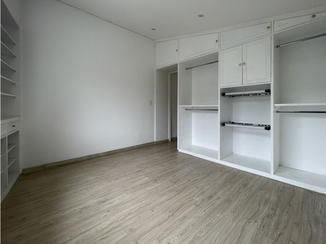 Apartamento de 2 alcobas en venta en Santa Barbara, Bogotá, 63 m² · foto 2 de 10