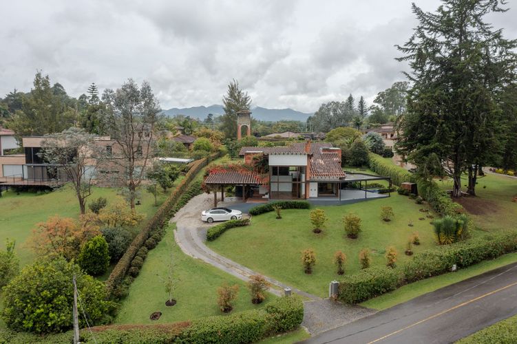 Casa de 3 alcobas en venta en Chipre, Rionegro, 281 m² · foto 1 de 20