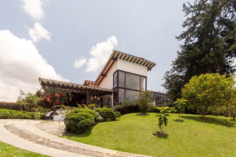 Casa de 3 alcobas en venta en Chipre, Rionegro, 281 m² · foto 2 de 20