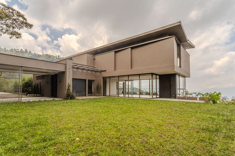 Casa de 3 alcobas en venta en Loma Del Chocho, Envigado, 611 m² · foto 1 de 20