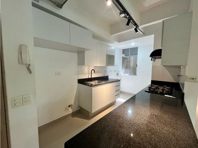 Apartamento de 2 alcobas en arriendo en El Castillo, Medellín, 80 m² · foto 3 de 24