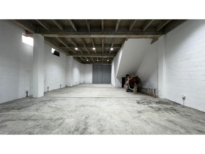Bodega en arriendo en Boston, Medellín, 200 m² · foto 2 de 4