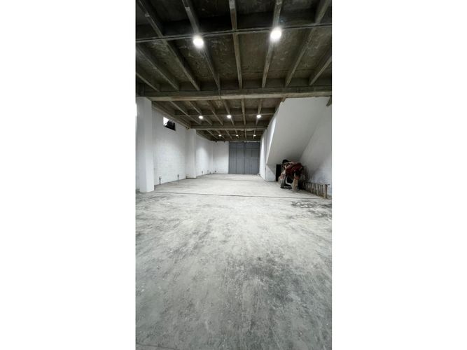Bodega en arriendo en Boston, Medellín, 200 m² · foto 3 de 4