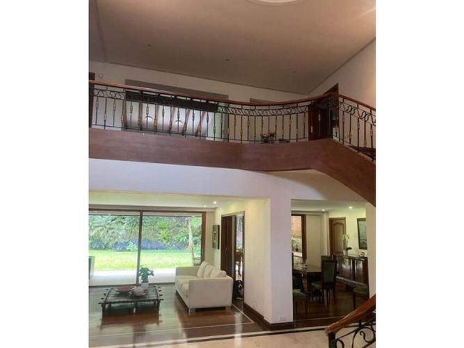 Casa de 3 alcobas en venta en Altos Del Poblado, Medellín, 523 m² · foto 2 de 13