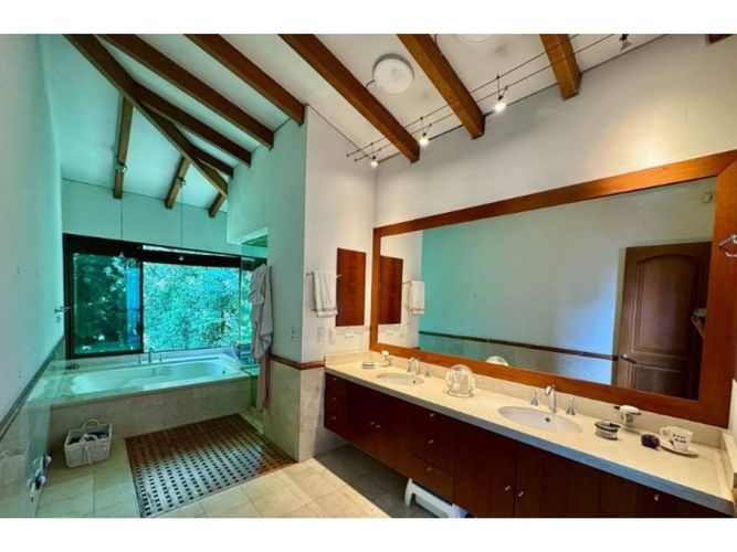 Casa de 3 alcobas en venta en Altos Del Poblado, Medellín, 523 m² · foto 10 de 13