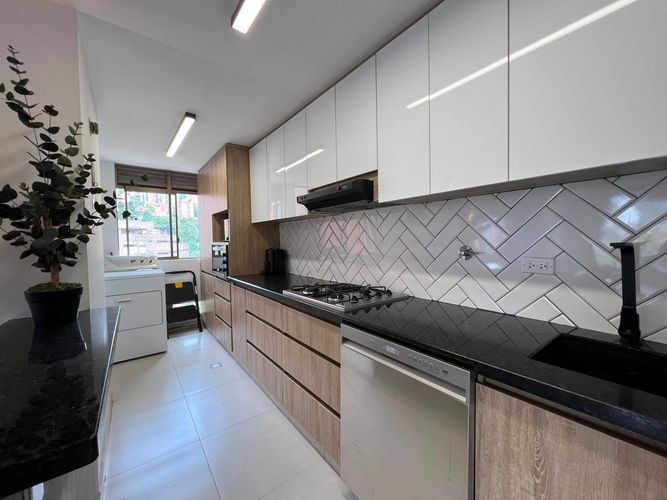Apartamento de 2 alcobas en venta en El Poblado, Medellín, 77 m² · foto 5 de 15