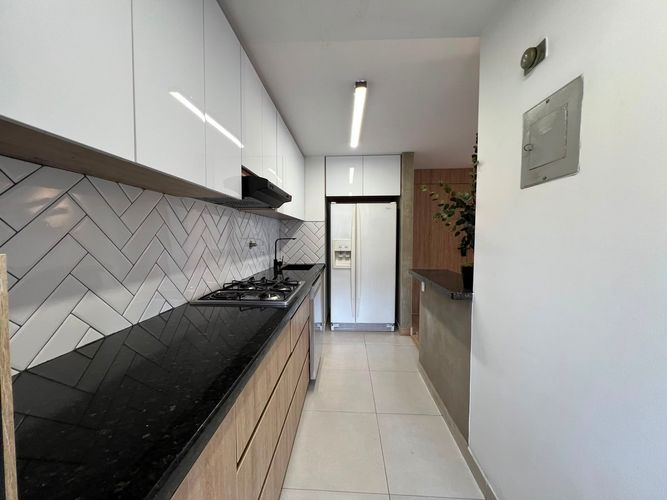 Apartamento de 2 alcobas en venta en El Poblado, Medellín, 77 m² · foto 6 de 15