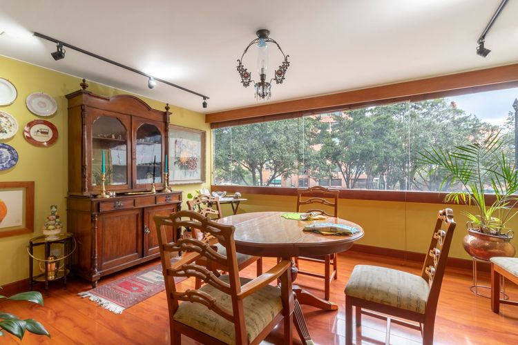 Apartamento de 3 alcobas en venta en Los Rosales, Bogotá, 243 m² · foto 2 de 20
