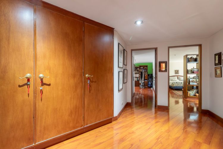 Apartamento de 3 alcobas en venta en Los Rosales, Bogotá, 243 m² · foto 5 de 20