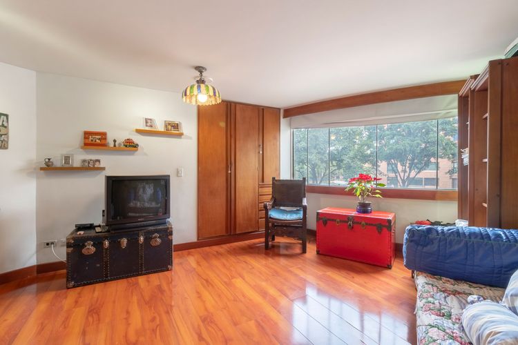 Apartamento de 3 alcobas en venta en Los Rosales, Bogotá, 243 m² · foto 8 de 20