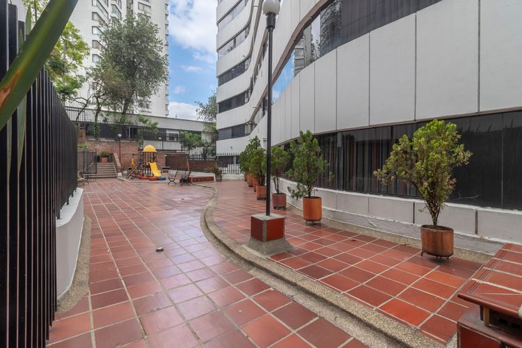 Apartamento de 3 alcobas en venta en Los Rosales, Bogotá, 243 m² · foto 16 de 20