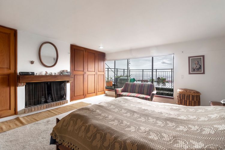 Apartamento de 3 alcobas en venta en Los Rosales, Bogotá, 271 m² · foto 19 de 20