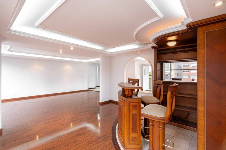 Apartamento de 3 alcobas en venta en Chico Norte, Bogotá, 213 m² · foto 3 de 20