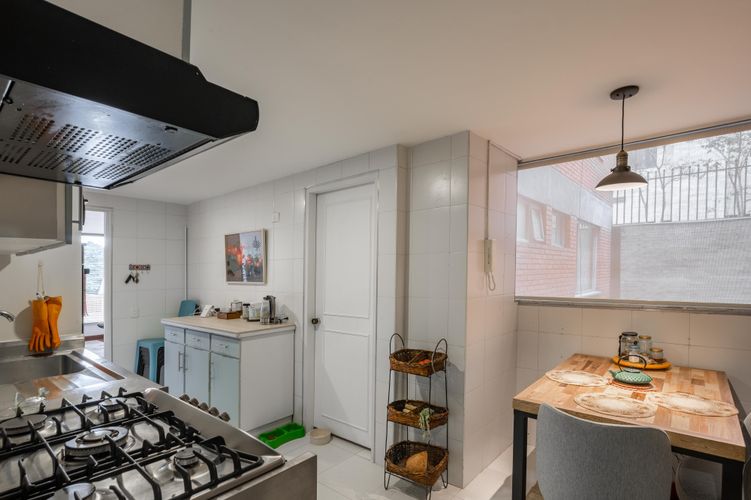 Apartamento de 2 alcobas en venta en Los Rosales, Bogotá, 116 m² · foto 10 de 18