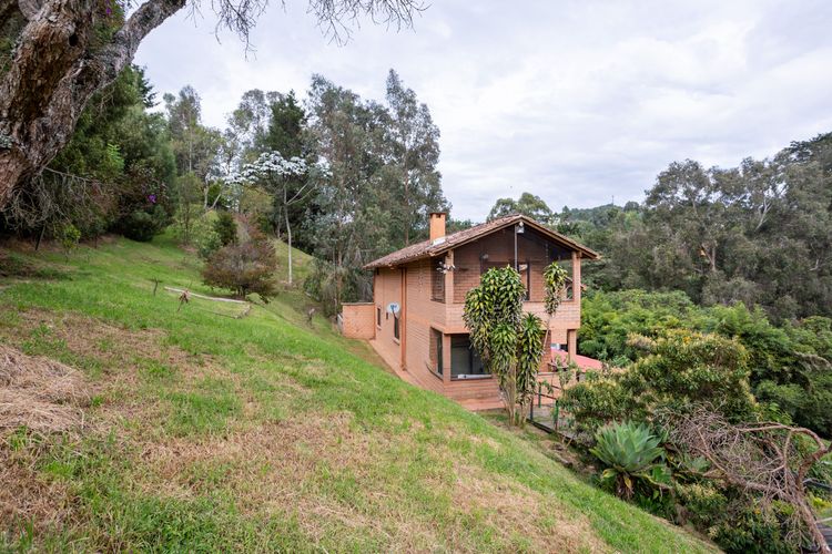 Casa de 5 alcobas en venta en Vía Las Palmas, Envigado, 382 m² · foto 3 de 11