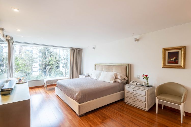 Apartamento de 3 alcobas en venta en Chicó Alto, Bogotá, 330 m² · foto 18 de 20