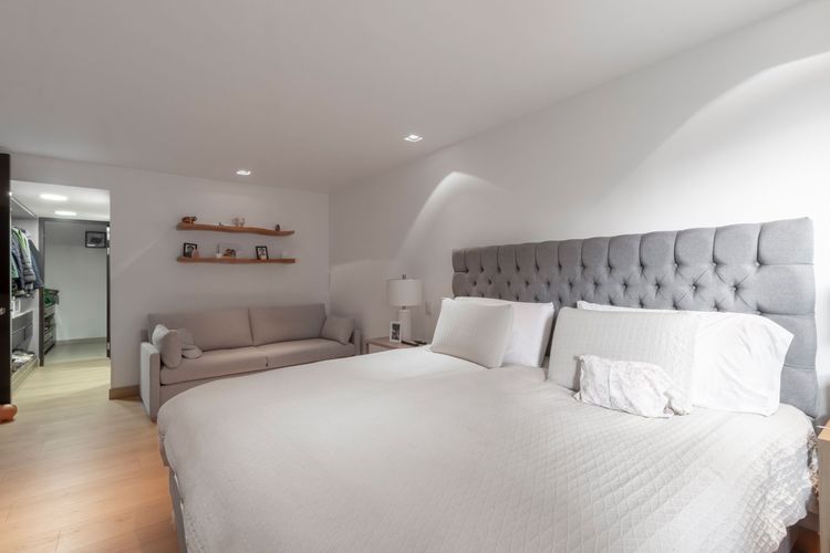 Apartamento de 3 alcobas en venta en El Refugio, Bogotá, 230 m² · foto 7 de 20