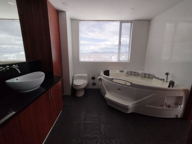 Apartamento de 3 alcobas en venta en Santa Barbara Oriental, Bogotá, 299 m² · foto 19 de 24
