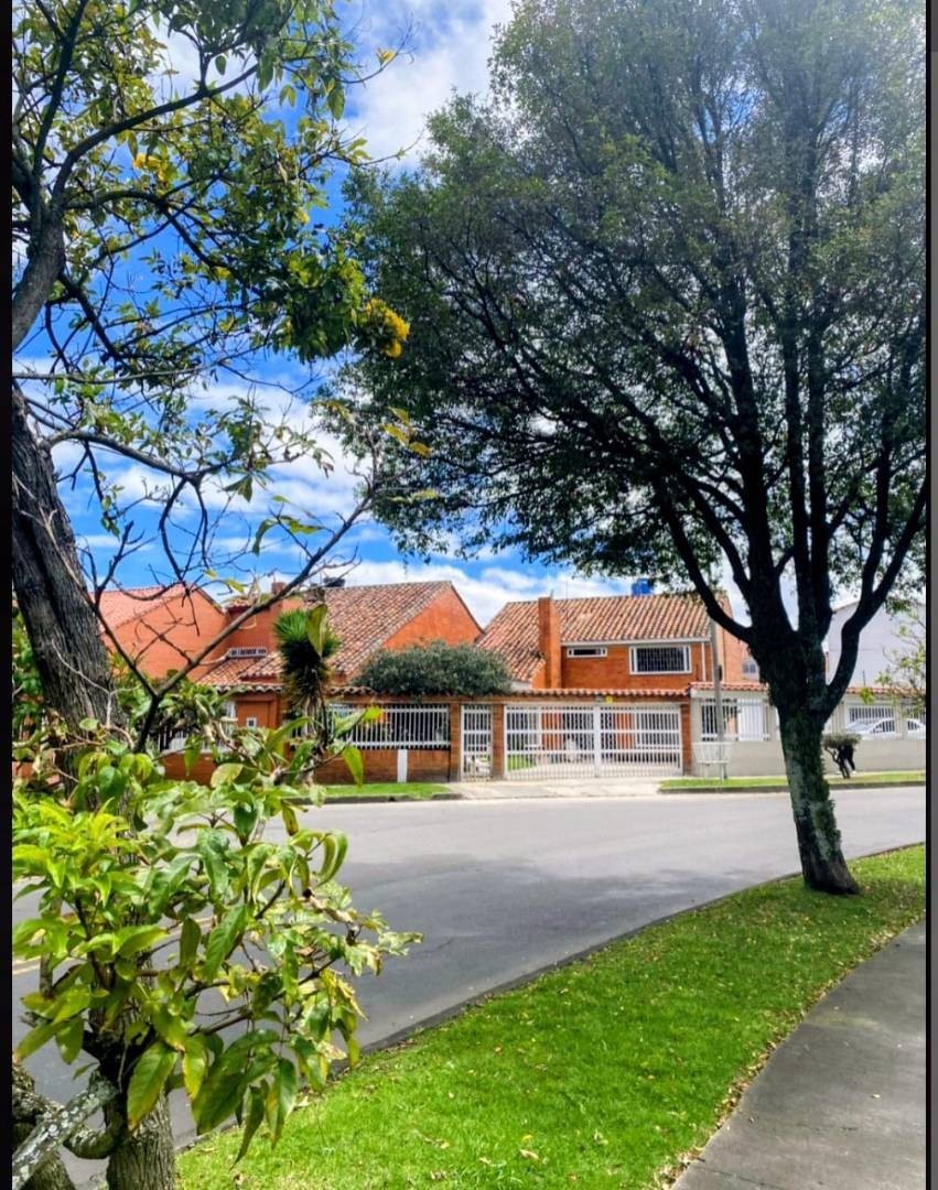 Casa en venta en Alhambra, Bogotá · foto 3 de 22