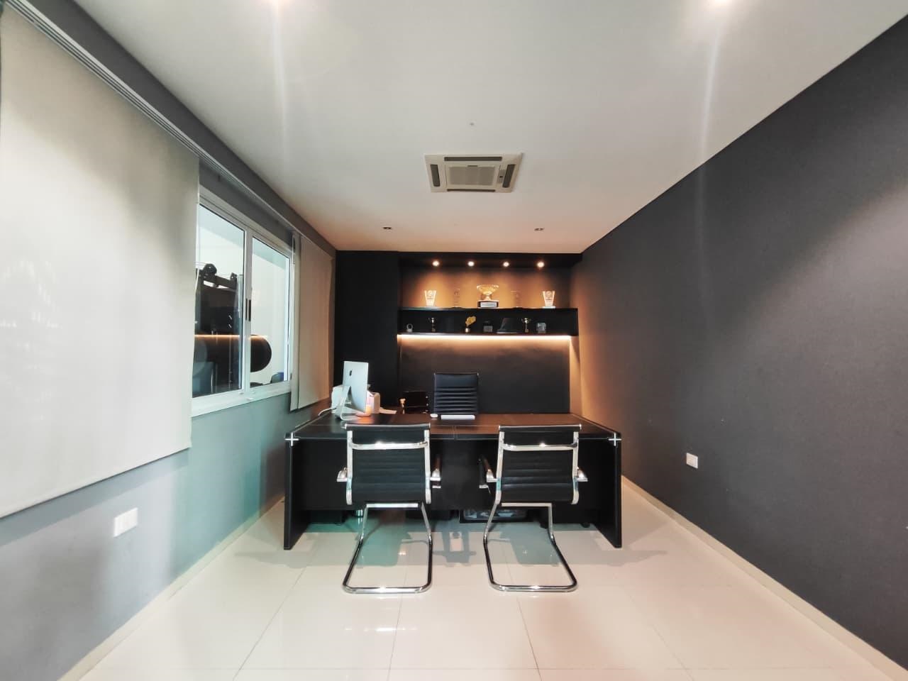 Imponente residencia de arquitectura moderna y minimalista amoblada. Zona Yacht. - foto 3