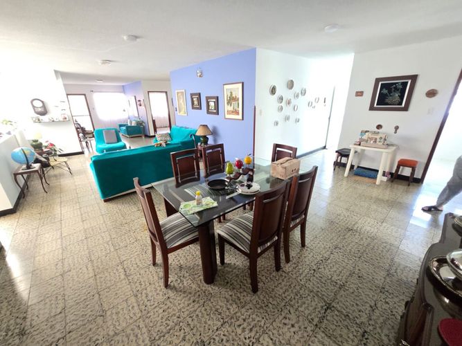 Casa de 8 alcobas en venta en Lagos Del Cacique, Bucaramanga, 580 m² · foto 2 de 17