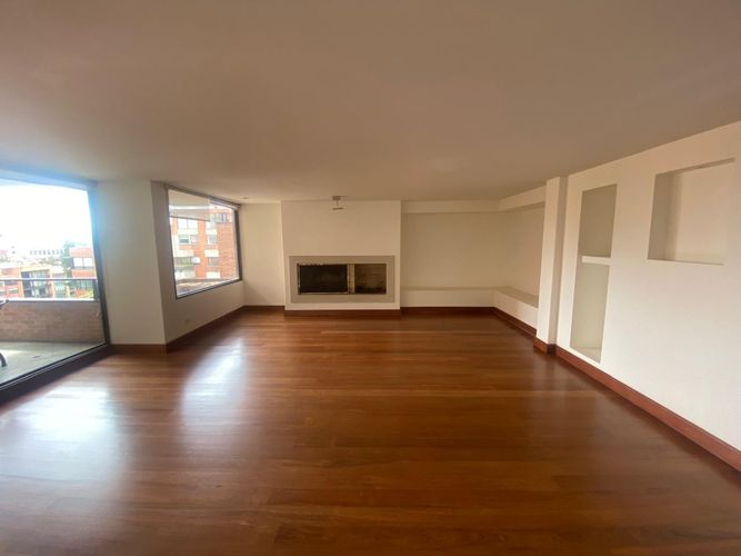 Apartamento de 3 alcobas en venta en Los Rosales, Bogotá, 337 m² · foto 2 de 16