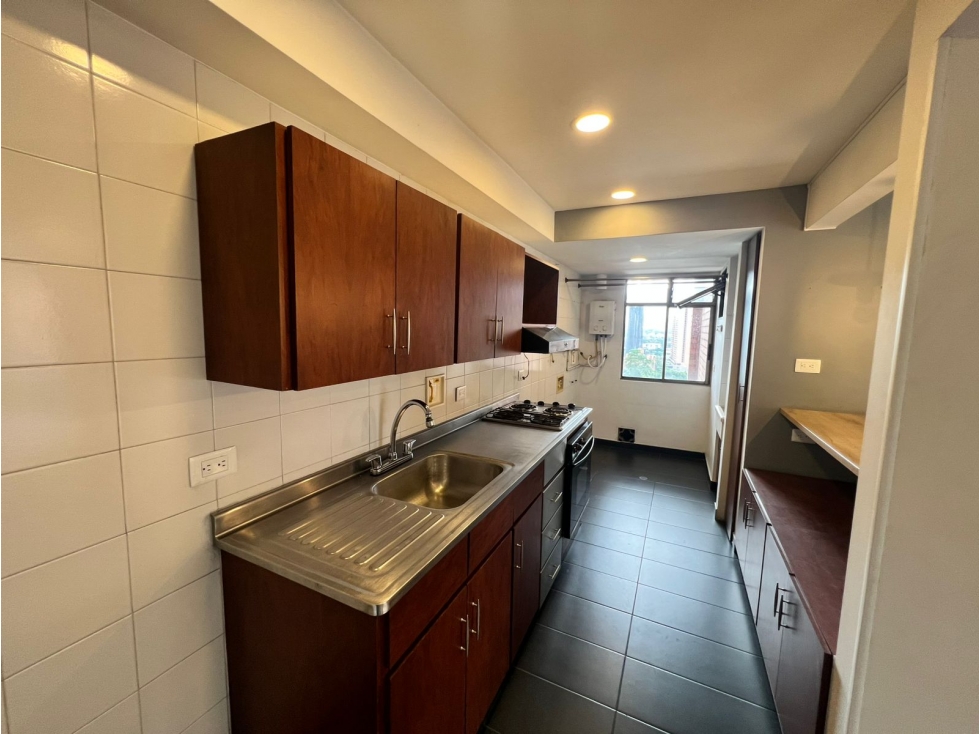 Apartamento en arriendo en Castropol, Medellín · foto 2 de 14