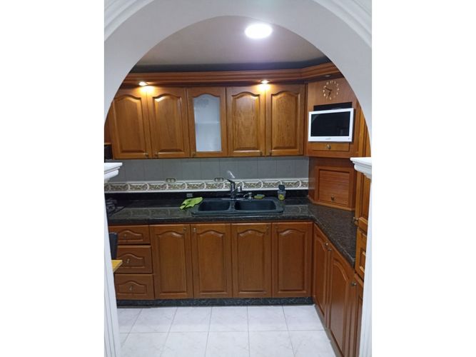 Casa de 6 alcobas en venta en Belén Aliadas, Medellín, 220 m² · foto 2 de 14