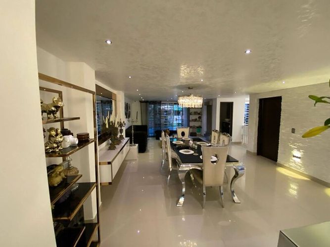 Casa de 5 alcobas en venta en Laureles, Medellín, 440 m² · foto 3 de 24