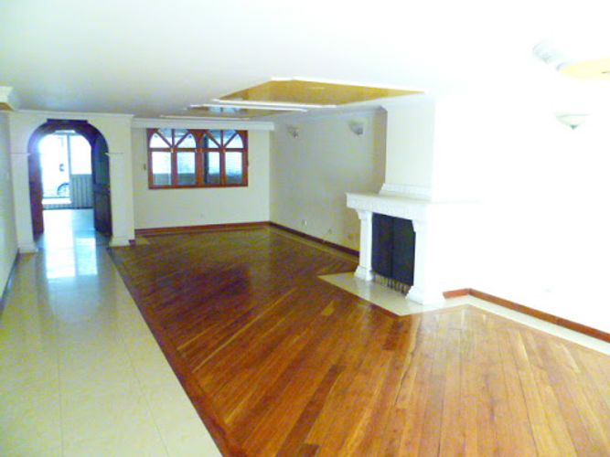 Casa de 4 alcobas en venta en El Batán, Bogotá, 261 m² · foto 2 de 23