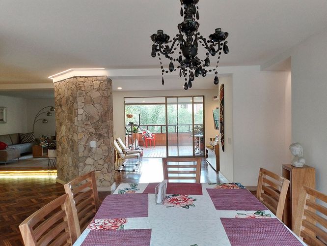 Apartamento de 3 alcobas en arriendo en El Poblado, Medellín, 240 m² · foto 5 de 16