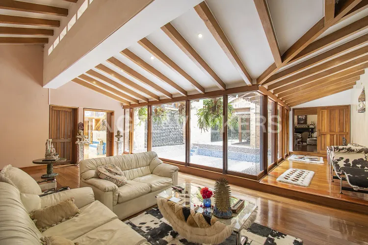 Casa de 6 alcobas en venta en Santa Ana, Bogotá, 925 m² · foto 2 de 18