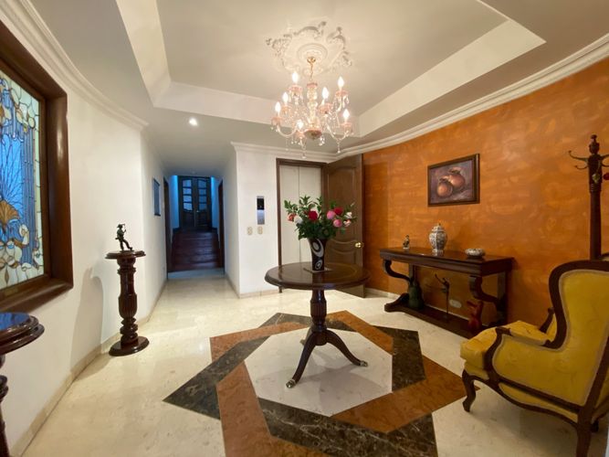 Apartamento de 3 alcobas en venta en Los Rosales, Bogotá, 204 m² · foto 2 de 19