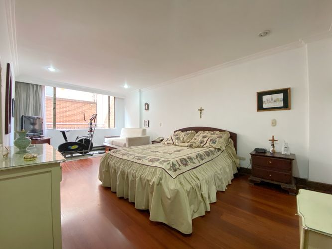 Apartamento de 3 alcobas en venta en Los Rosales, Bogotá, 204 m² · foto 10 de 19