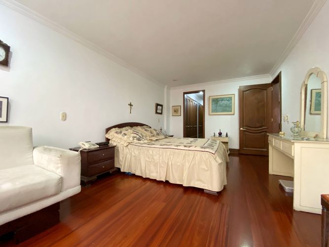 Apartamento de 3 alcobas en venta en Los Rosales, Bogotá, 204 m² · foto 11 de 19