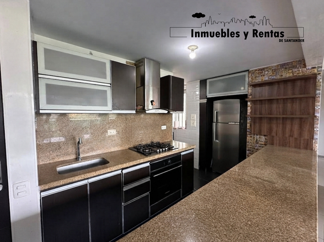 Apartamento de 3 alcobas en venta en Versalles, Floridablanca, 95 m² · foto 2 de 10