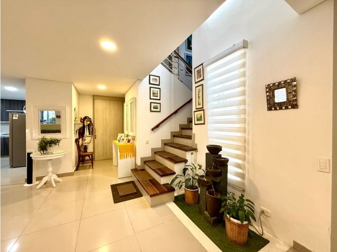 Casa de 5 alcobas en venta en El Castillo, Cali, 420 m² · foto 2 de 22