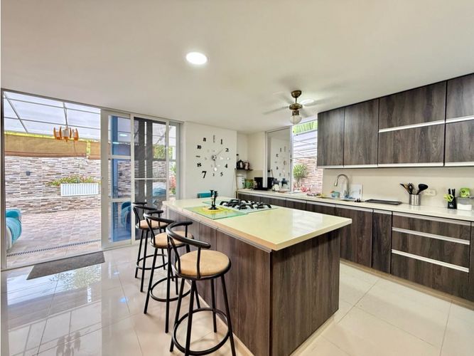 Casa de 5 alcobas en venta en El Castillo, Cali, 420 m² · foto 3 de 22